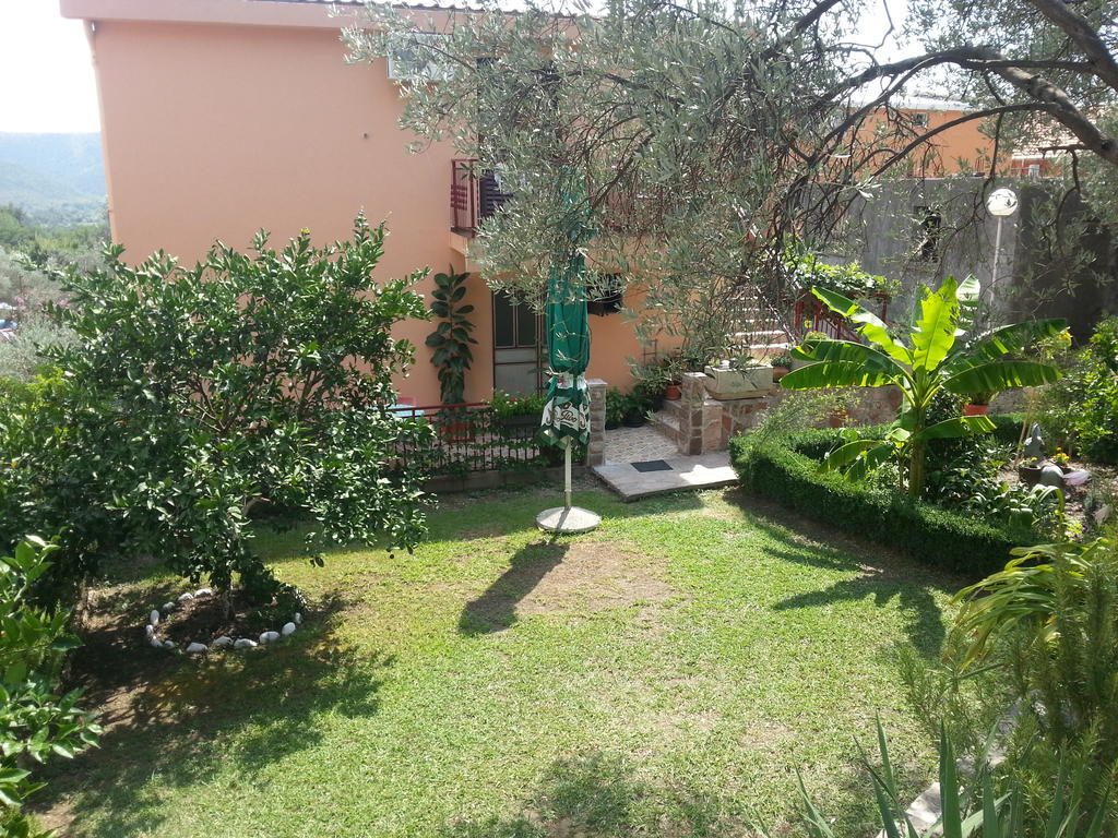 Apartments Kovacevic Petrovac Екстер'єр фото