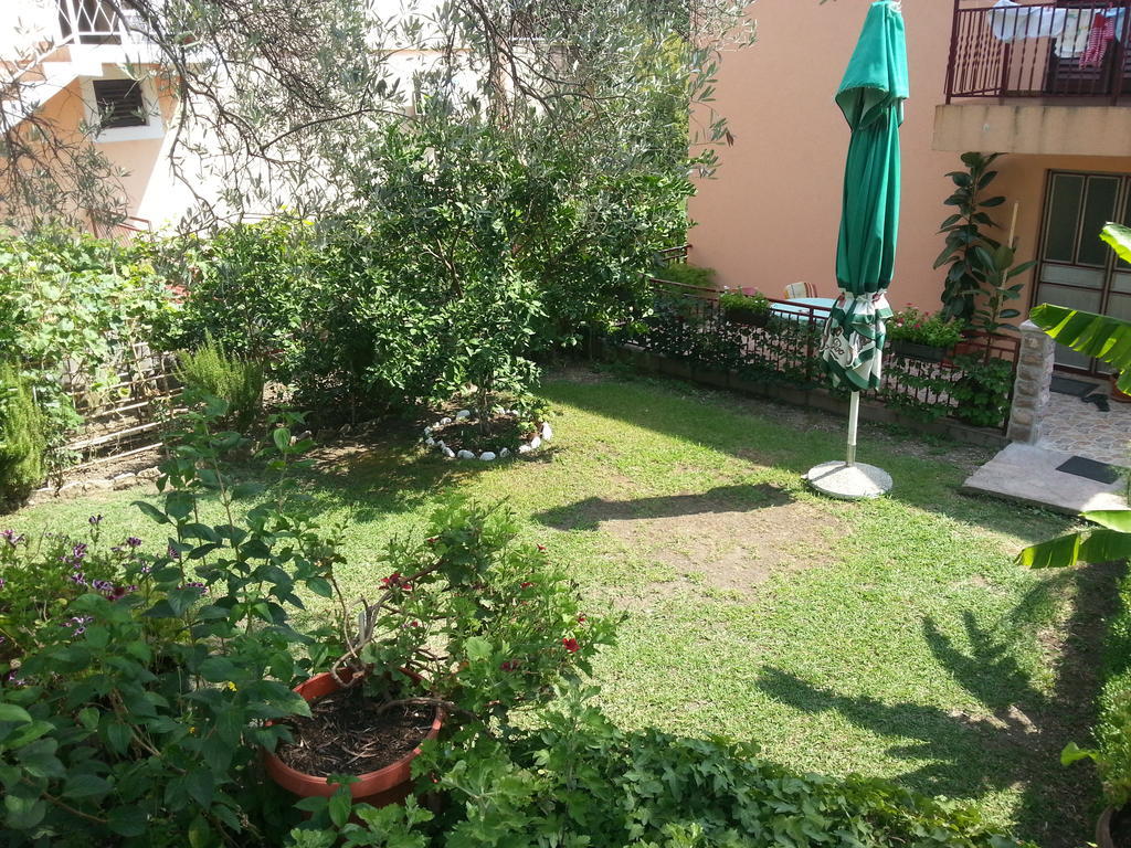 Apartments Kovacevic Petrovac Екстер'єр фото